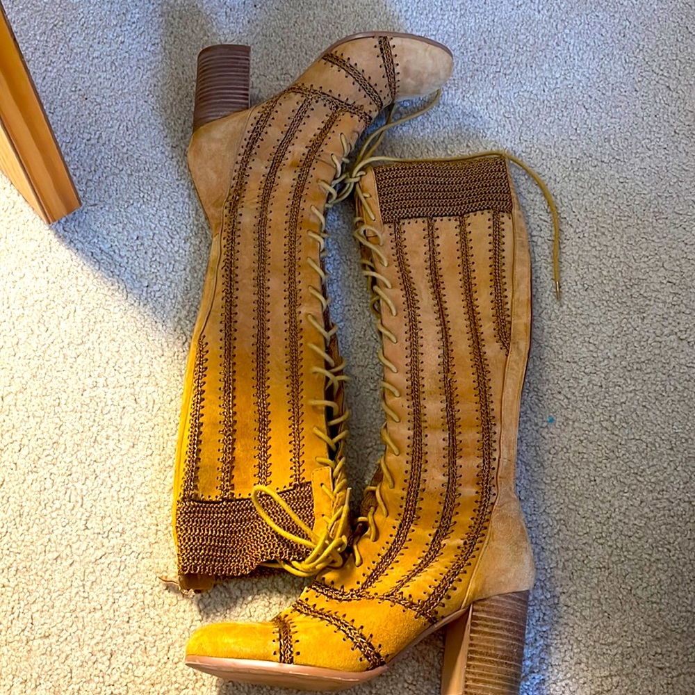 Free People super cute lace up suede boots. Size 38, tan, good condition.